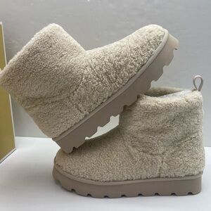 Michael Kors WINNIE BOOTIE W10
FAUX CURLY SHEARLING
49F5WNFE5D Natural 
Sherpa